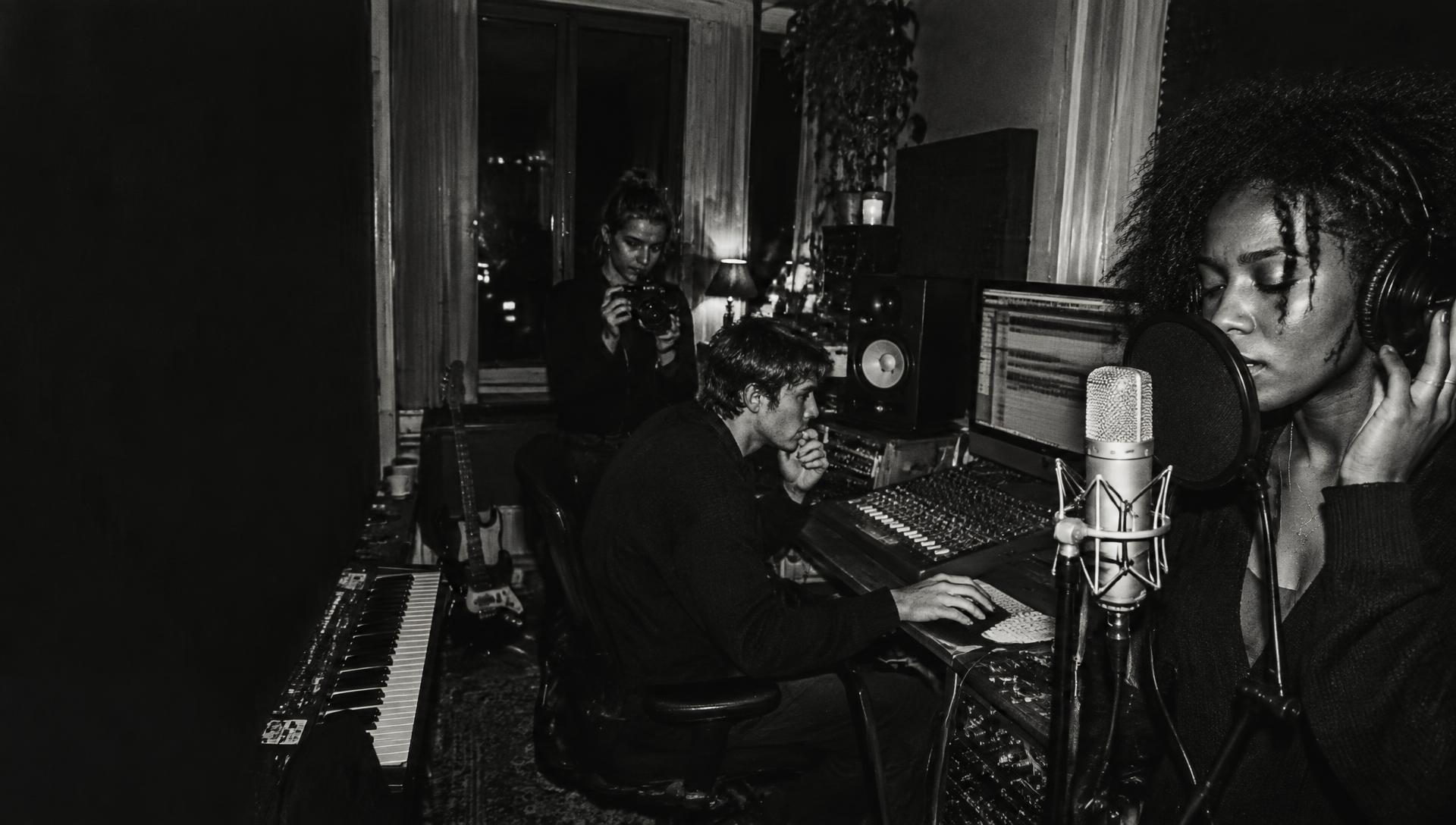 Unga kreatörer samarbetar i en musikstudio